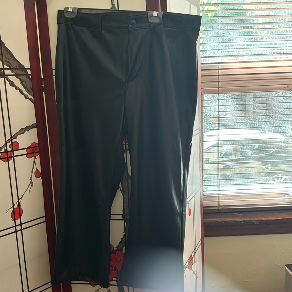 Faux blk leather crop pant